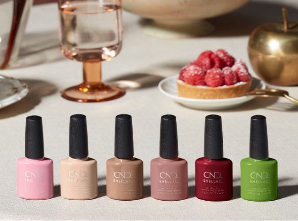 Flesjes CND SHELLAC in verschillende kleuren op tafel