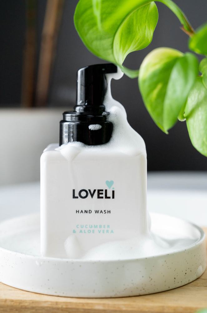 Loveli hand wash op een schaaltje naast een plant
