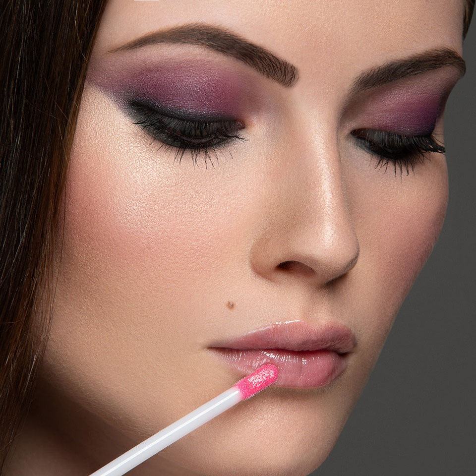 Lipgloss van RVB LAB wordt opgebracht
