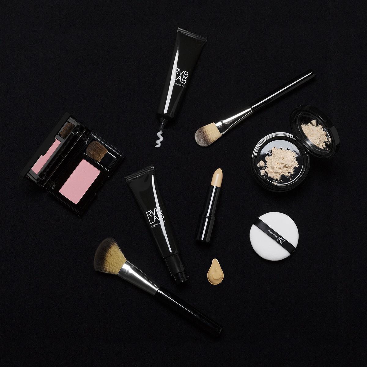 Make-upproducten van RVB LAB op een donkere ondergrond