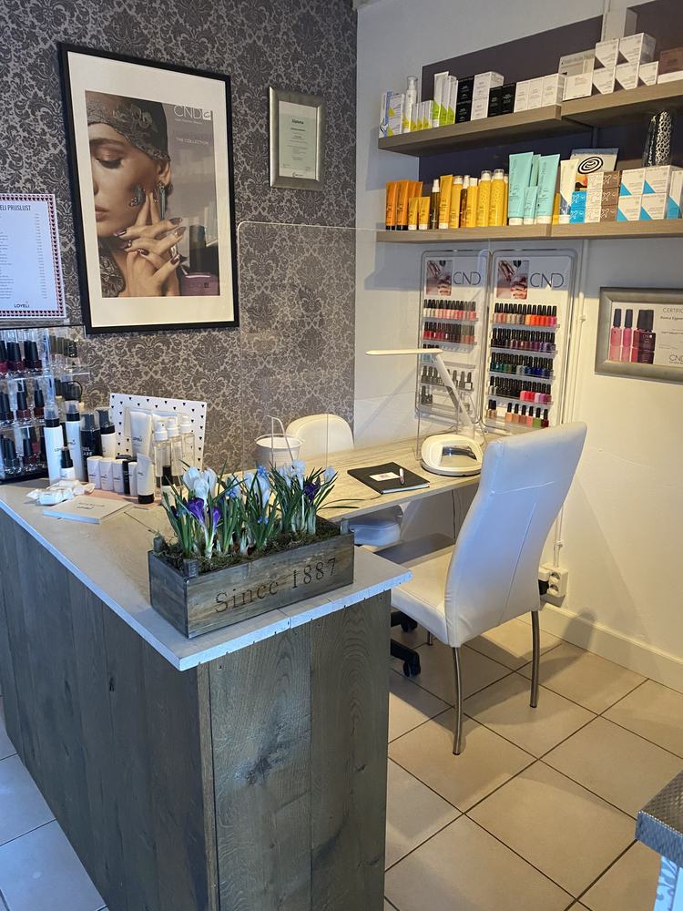 De nagelbar in de salon met het CND SHELLAC kleurendisplay en producten van Loveli